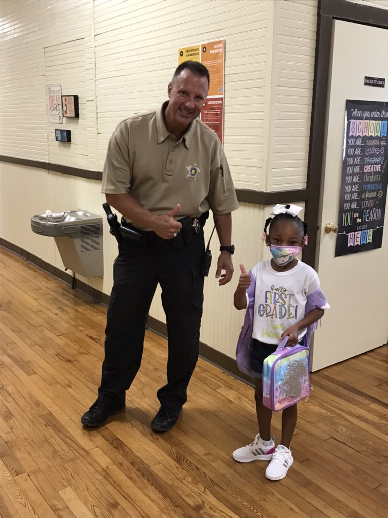 LaudCoSS's tweet photo. The Chipmunks are jamming out for back to school this morning! Underwood Elementary has such a welcoming setup this morning. Hope everyone has a great day! #backtoschool #LCschools https://t.co/v2nanr4XZD