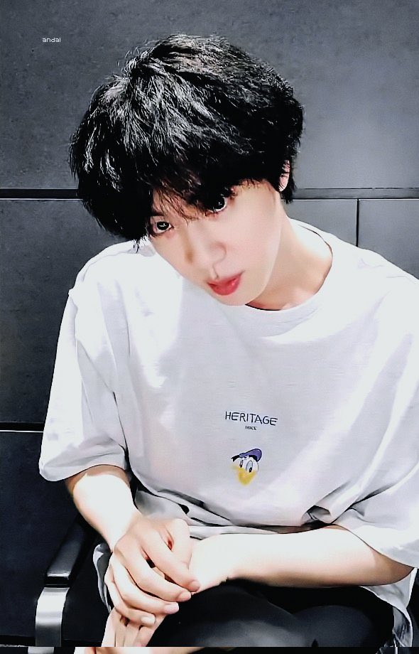 Phiyen1988's tweet photo. Đáng lẽ hôm nay Jin sẽ làm vlive cùng với Joon. Nhưng Joon phải đi cắt tóc nên có mình Jin thui à.
Mà dạo này nóng quá hay sao mà Joon cắt tóc nữa zị. Chắc cắt thành trứng kho lun quá😂
-
#MTHottest BTS @BTS_twt https://t.co/LmUGtYdq2a