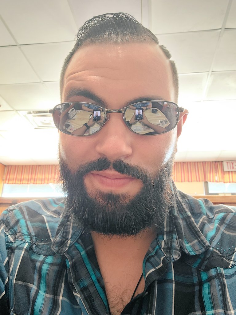 RuiAstral's tweet photo. Just trying to let the beard grow not to crazy though and loosing weight definitely in progress down to a 33 and medium Shirts haha!  Hope you all have a great start of the week! https://t.co/mBi6cn964h