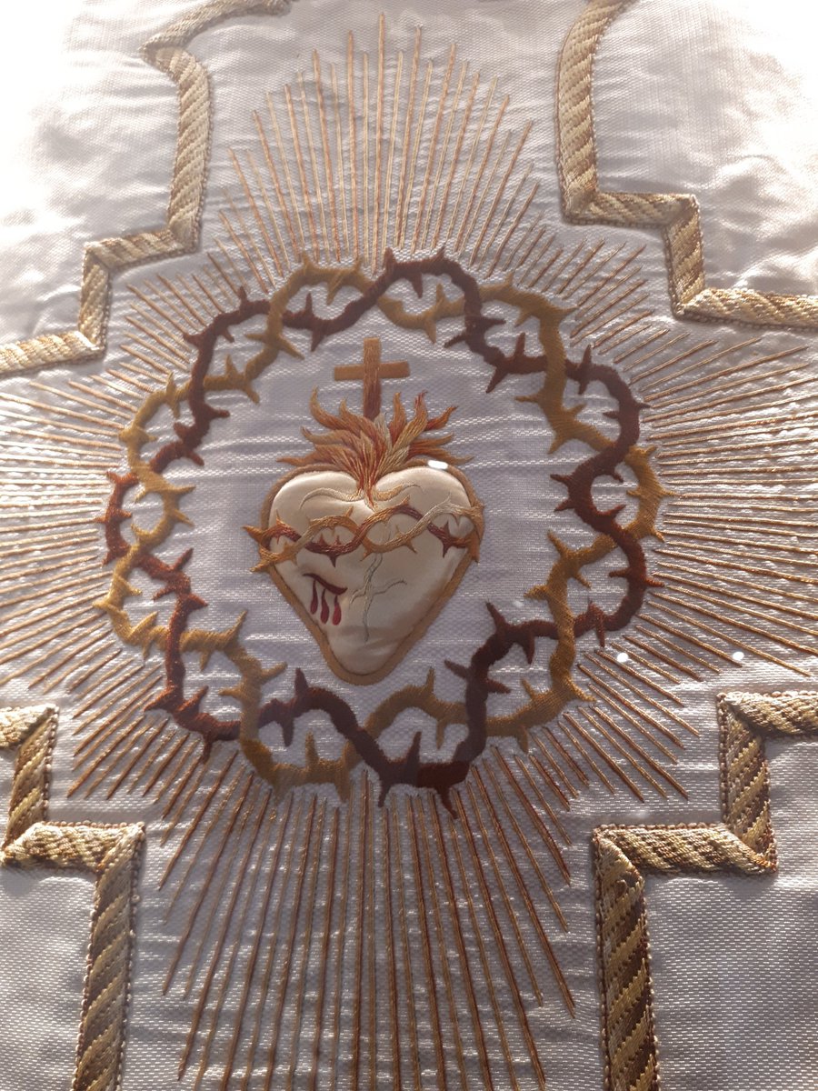isabelvelascoz's tweet photo. "Mientras más oscuro se va haciendo alrededor nuestro,
más debemos abrir nuestros corazones a la luz que viene de lo alto" Santa Teresa Benedicta de la Cruz (Edith Stein) https://t.co/avy47woUij
