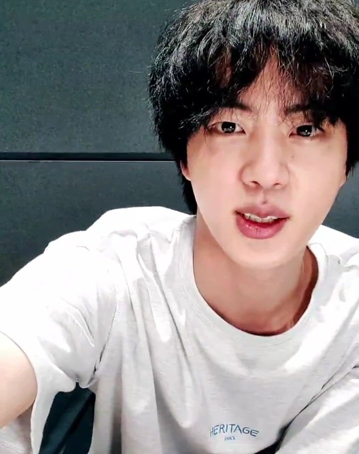 seokjinmylabsss's tweet photo. retweet if you're part of 4.8M who watched seokjin vlive 🥺 https://t.co/BQ7N781xDX