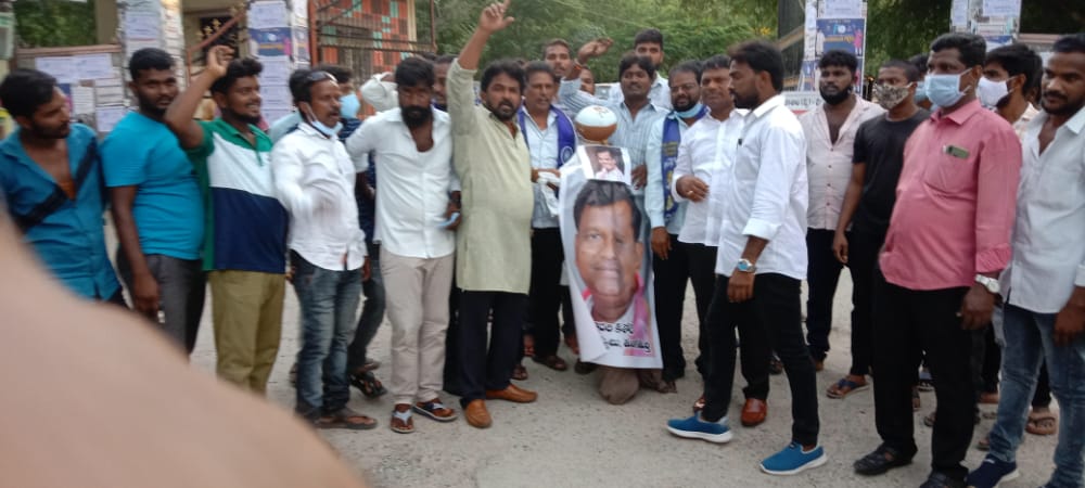 yuvaratnaX's tweet image. Mr @DrGadari మొరగడం అనేది మీ పార్టీకి
అలవాటే ... నీ చెంచా గిరి నీ ఫామ్ హౌస్ performance చెయ్ నాలుగు నొట్లేస్తాడు....
నీ బానిస మాటలు బంజెయ్..

మాయావతి గారు అంబేడ్కర్ గారి విగ్రహాలు ఏర్పాటు చేయలేదా...
నీ దొరగాడిని అడుగు...
మా అక్క మాయావతి గారి కళ్ళు మొక్క నేకి పోయినప్పుడు కనపడలేదా