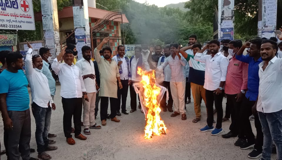 yuvaratnaX's tweet image. Mr @DrGadari మొరగడం అనేది మీ పార్టీకి
అలవాటే ... నీ చెంచా గిరి నీ ఫామ్ హౌస్ performance చెయ్ నాలుగు నొట్లేస్తాడు....
నీ బానిస మాటలు బంజెయ్..

మాయావతి గారు అంబేడ్కర్ గారి విగ్రహాలు ఏర్పాటు చేయలేదా...
నీ దొరగాడిని అడుగు...
మా అక్క మాయావతి గారి కళ్ళు మొక్క నేకి పోయినప్పుడు కనపడలేదా