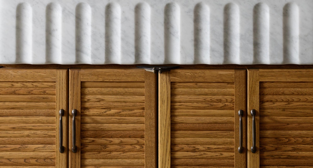 Benny76315480's tweet image. The Haberdasher's Kitchen, by @devolkitchens . The newest kitchen range features unpainted oak cupboards inspired by mid-century English furniture. I love this design with the spring front #butlersink, made out of real stone, perhaps a #granite. #devol