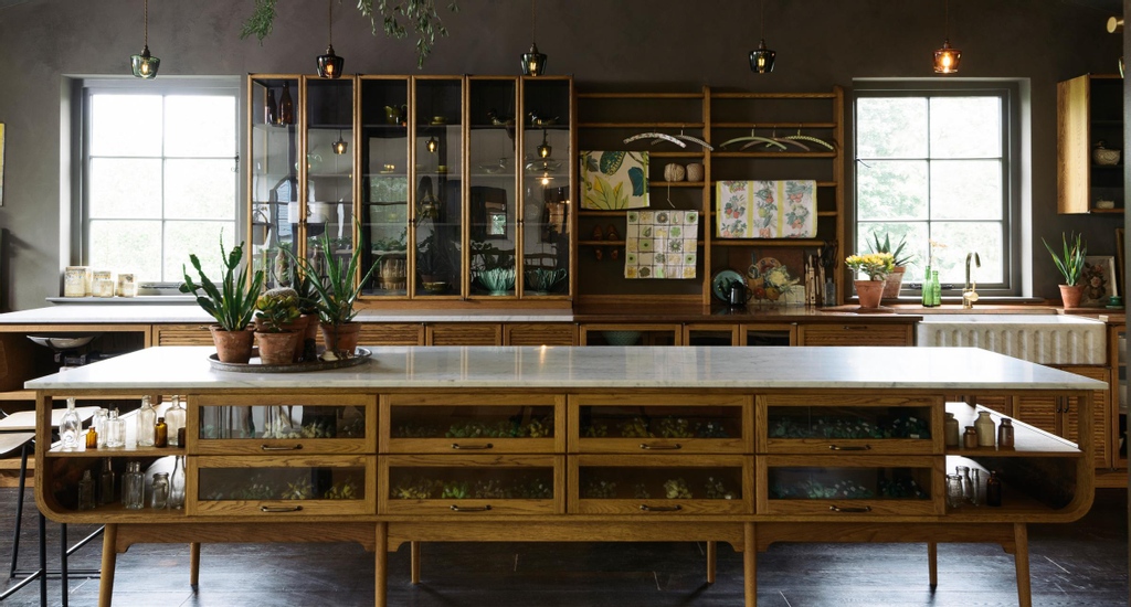 Benny76315480's tweet image. The Haberdasher's Kitchen, by @devolkitchens . The newest kitchen range features unpainted oak cupboards inspired by mid-century English furniture. I love this design with the spring front #butlersink, made out of real stone, perhaps a #granite. #devol