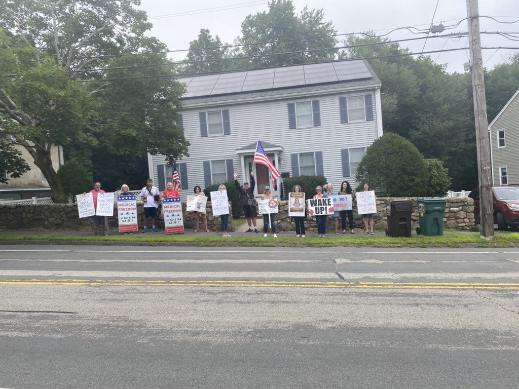 WeThePeople_MA's tweet image. Day 2 at @Becca_Rausch’s house, on Centeal Ave, in Needham Heights. She doesn’t seem to be home today either...but she works remotely...? #wheresrebecca #mapoli @massgop @TheKuhnerReport