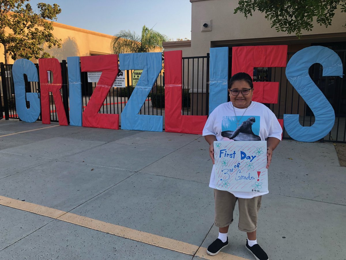 j0nathanmoren0's tweet image. My amazing @VictorianoElem2 Grizzly read for his first day. @ValVerdeUSD #vvfirstdayofschool #vvfirstdayofschol21 #firstdayofschool