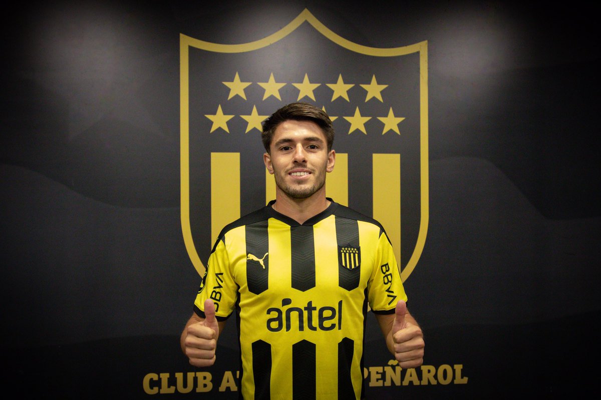 ESPNUruguay's tweet photo. LLEGÓ EL ZAGUERO: el nuevo jugador de Peñarol, Edgar Elizalde, ya está en Uruguay y se puso al servicio de Mauricio Larriera. 
📷 @OficialCAP https://t.co/Sy3DOI6Yqy