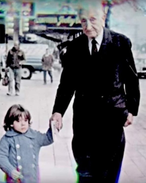 carolaaddams's tweet photo. Hubo un ex Presidente Argentino que paseaba libremente por las calles sin custodia y con su nieto sin recibir improperios e insultos, el SEÑOR Arturo Umberto Illia https://t.co/58HlJ2uQm1