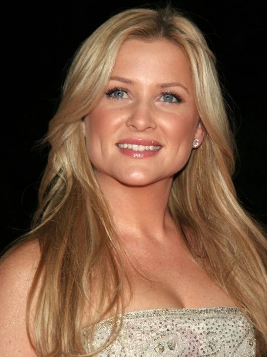 HAPPY BIRTHDAY JESSICA CAPSHAW!! 