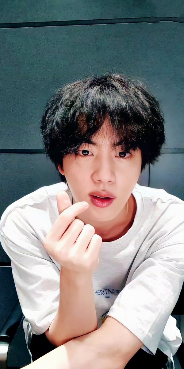 btsgaveme2wings's tweet photo. 📝 | RESUMEN:

    • VLIVE DE SEOKJIN DE @BTS_twt •
       (하염 진이에요! — ¡Yo soy Jin!)

— Seokjin habló sobre como le fue a BTS en el fanmeeting.
— Él comento que extrañó a ARMY, así que él fue a vlive.
— Seokjin realizó un mini 'Eat Jin' con unas tartas que venden en HYBE. https://t.co/WKvcvUgNRK