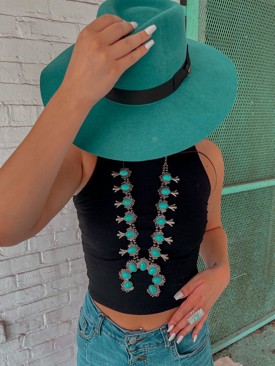 HeiferRustic's tweet image. start monday off right girl &amp;amp; shop this new tank 🖤🤩