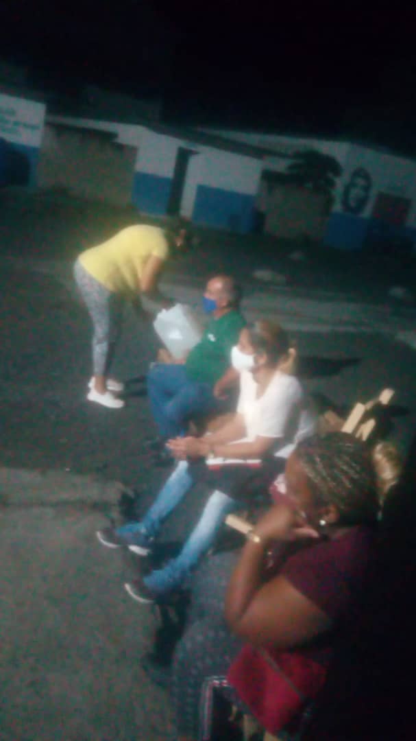 LOS TRABAJADORES DE NUESTRA EMPRESA DEMOSTRANDO RESPONSABILIDAD Y ABNEGACIÓN YA SEA PROFUNDIZANDO EN EL CONTROL INTERNO O RECIBIENDO MERCANCÍA A ALTAS HORAS DE LA NOCHE. #UnidosHacemosCuba y #UnidosVenceremos. #ACubaPonleCorazón