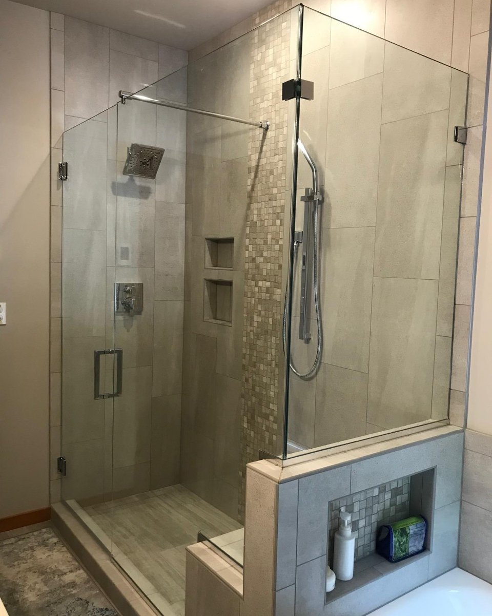 DesignCenterCMS's tweet image. Before/After photos for your Monday morning. Designer Tracy Gioielli helped this customer update their bathroom into a dreamy &amp;amp; functional space. Stop by or give us a call to see how we can help you to transform your home!