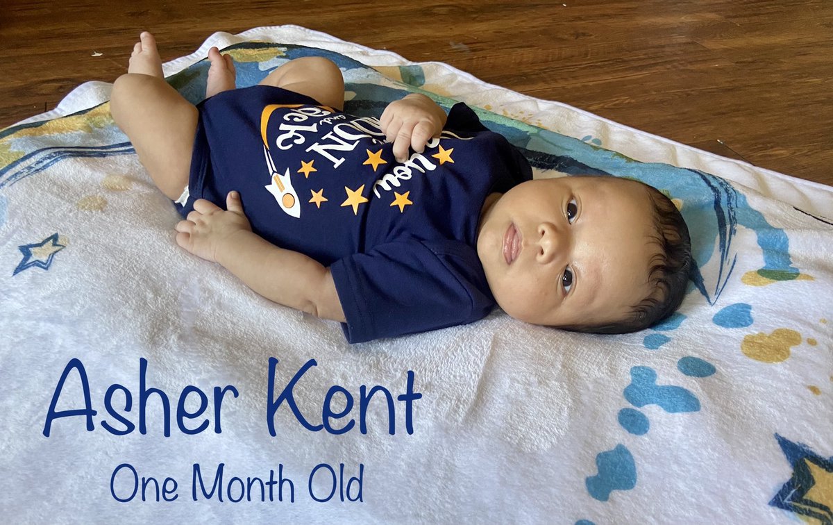 davis_lyndsie's tweet image. Soaking up every second with this boy before I head back to work in a couple weeks. We love you to the moon and back. 🌙💫 #onemonthold
