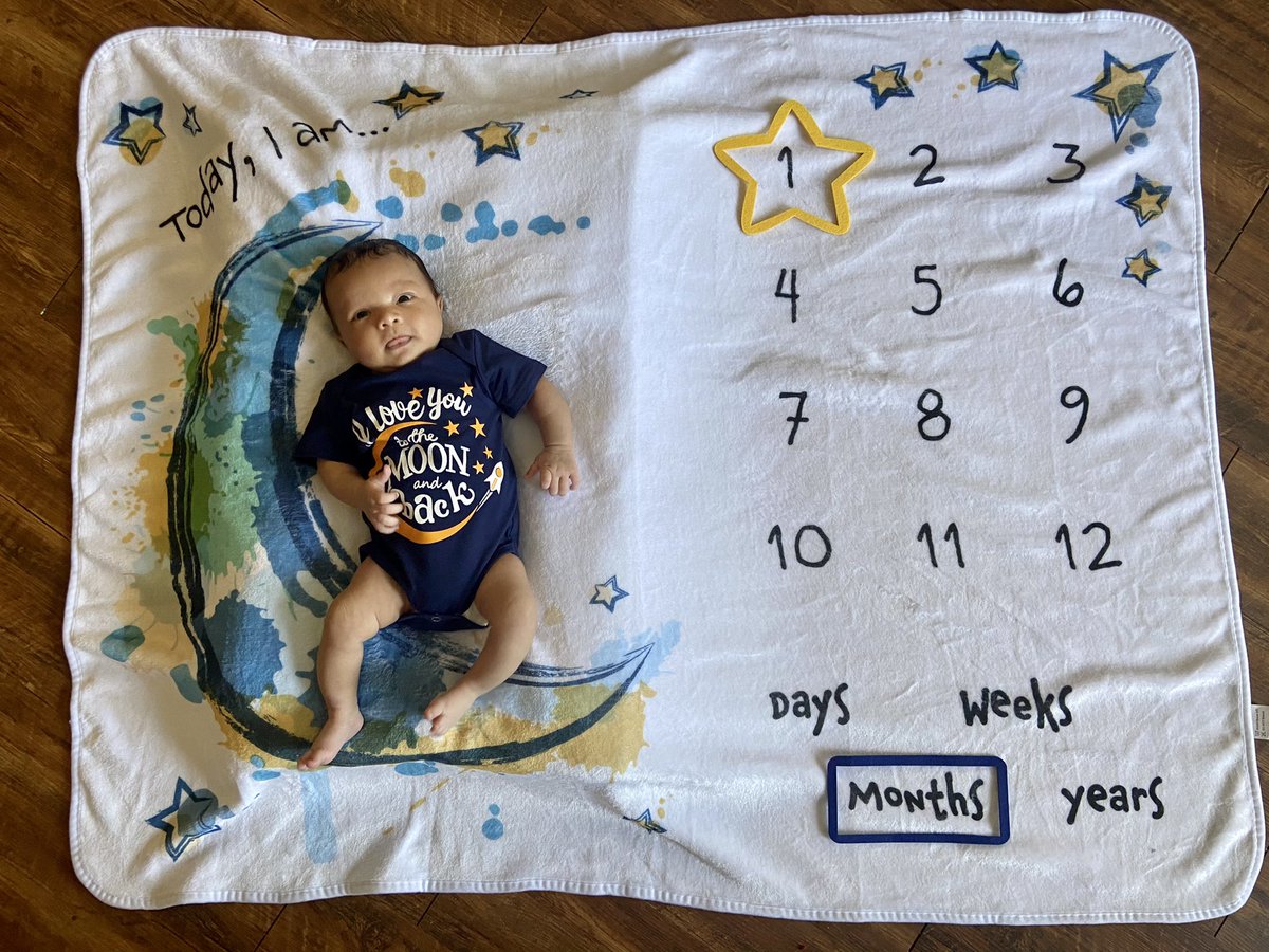 davis_lyndsie's tweet image. Soaking up every second with this boy before I head back to work in a couple weeks. We love you to the moon and back. 🌙💫 #onemonthold