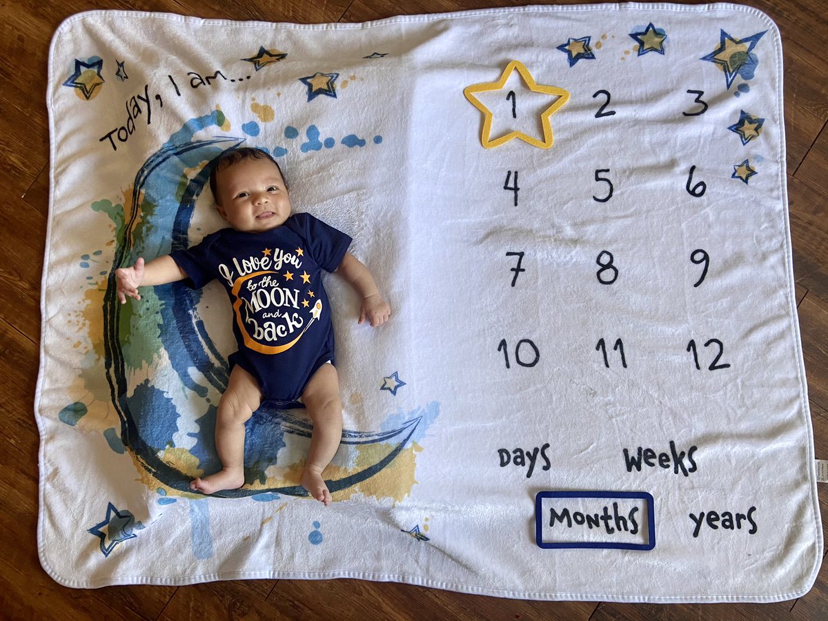 davis_lyndsie's tweet image. Soaking up every second with this boy before I head back to work in a couple weeks. We love you to the moon and back. 🌙💫 #onemonthold
