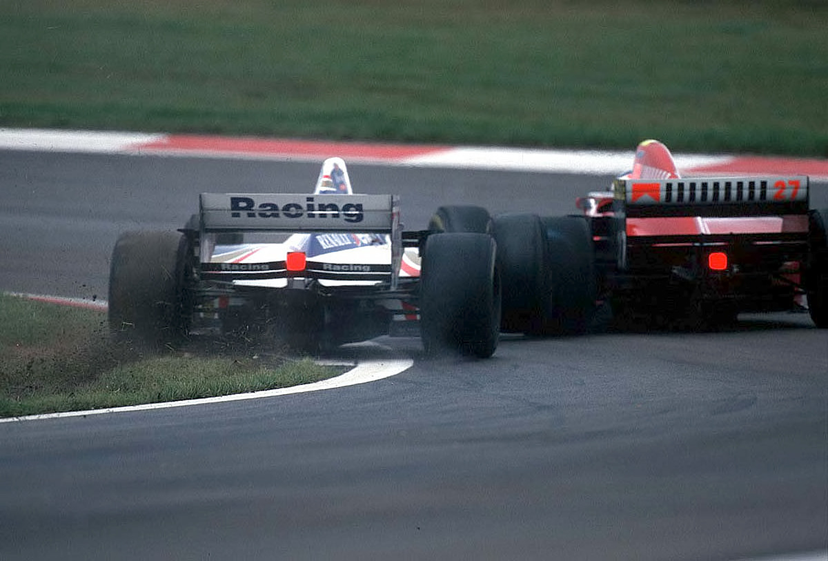 Investigating track limits, @HillF1 gets up close and personal with Jean Alesi, 1995.