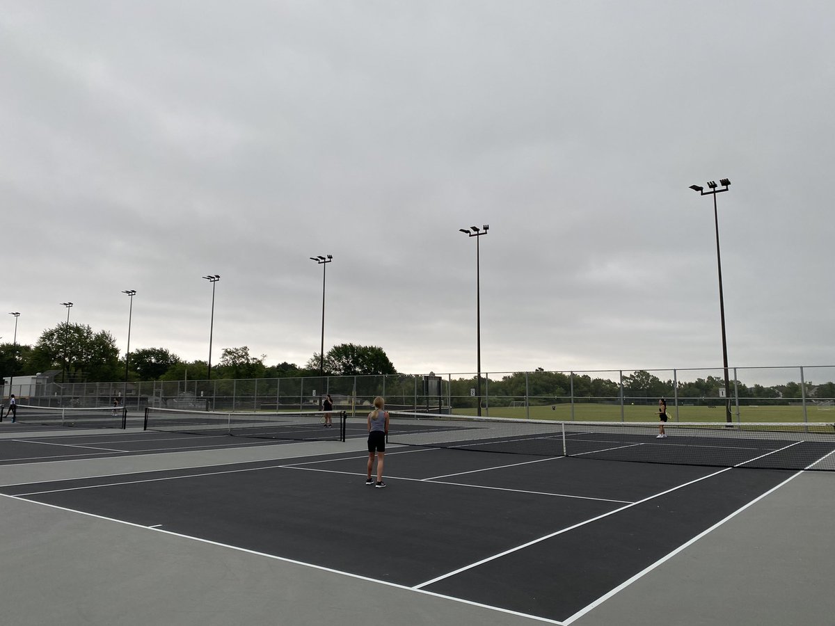 SabresTennis's tweet photo. Shout out to all the girls 🎾 players who showed up for our 1st day of tryouts/practice @StreamwoodHS 
.
#strivehonorsucceed🖤💛⚔️🖤💛
#fortheloveoftennis
#sabrestennis https://t.co/rUJ8X2Xa0M