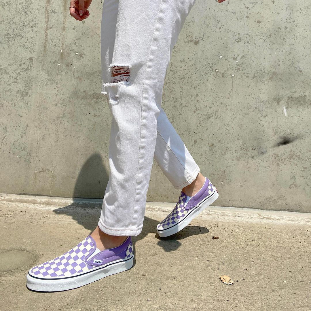 på Twitter: "Walk this way. 🏁 Hitting the pavement in the Chalk Violet / True White Checkerboard 📸: Www_julia.hope on https://t.co/CeL7AbJ286" Twitter