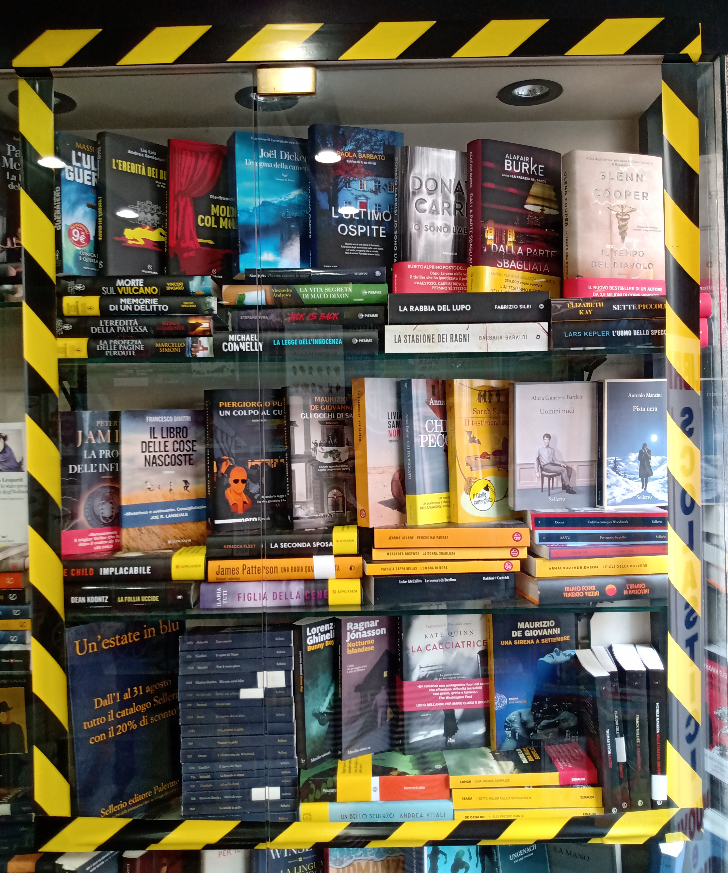 LibreriaFernand's tweet photo. 50 sfumature di giallo (e nero)...
Passa in libreria a scegliere il tuo giallo/noir da portare in vacanza!
#libreriaindipendente #giallo #noir #books #libroperlestate #vacanze #thrillers https://t.co/LjzI6ltxEQ