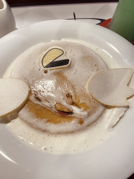 こちらは初手入刀失敗して笑い堪えるのに必死だったペロロ様のパンケーキ 