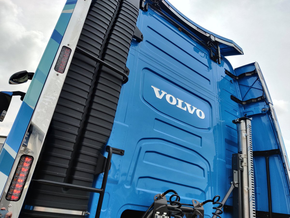 EliteSigns's tweet photo. Say hello to the newest recruit for #alanpriceandsons... A new @VolvoTrucksUK #VolvoFH wearing the distinctive printed deer #vehiclewrap which we #designed.

@ArlonGraphics
@printMAXuk
@Spandex_UK https://t.co/sdQJvlZlUj