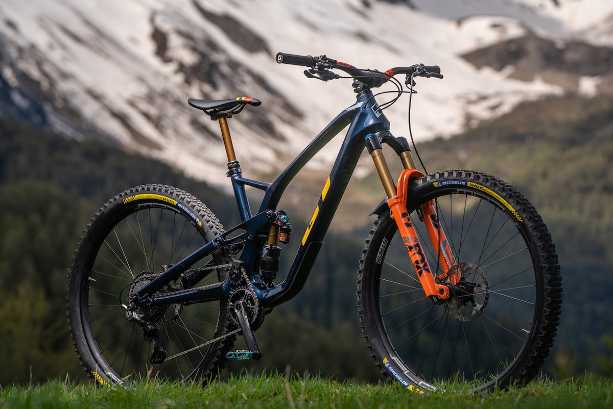 "Komt dat zien! Komt dat zien"!👀🤩
De nieuwe <a href="/gtbicycles/">GT Bicycles</a>  Force Carbon👊
Kijk voor meer afbeeldingen via de link: mountainbikeplus.com/nl/n/overzicht/ !
#MTB #mountainbikeplusmagazine #realeses #gtbicycles #embargo
