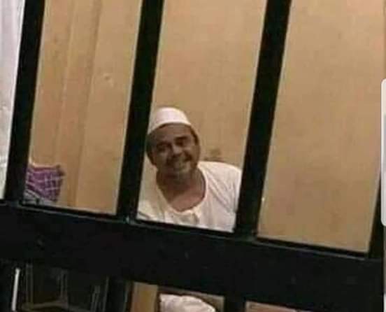 Menangis saya melihat photo ini. Ingat orang tua saya, yg juga pernah ditahan oleh TNI, jaman ORBA, yg tdk jelas pasalnya.  7 bulan ditahan tentara, hanya spy tdk ada aktifitas ke Kiaianya, menjelang Pemilu 1975.