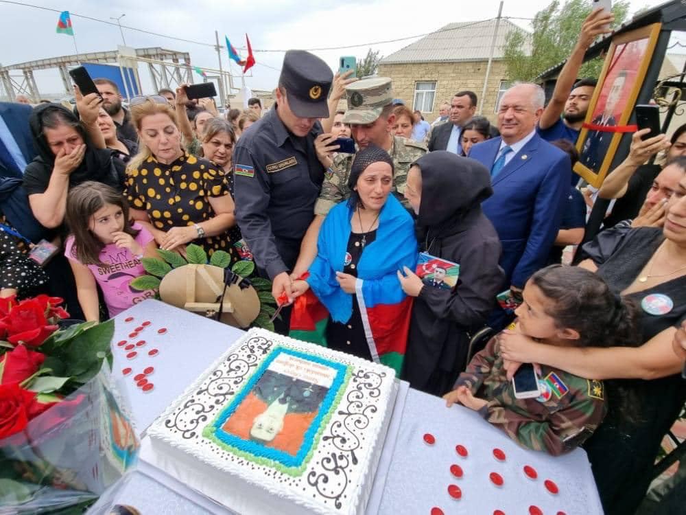 TatevikHayrape1's tweet image. The head of 1 of the districs of #Baku city put a cake with a pic of the soldier who died (I guess in 44 days war) in front of his mother, gave her a knife to cut it on the birthday of the soldier...I find it terrible and  unbearable. How it is even possible to do so?...