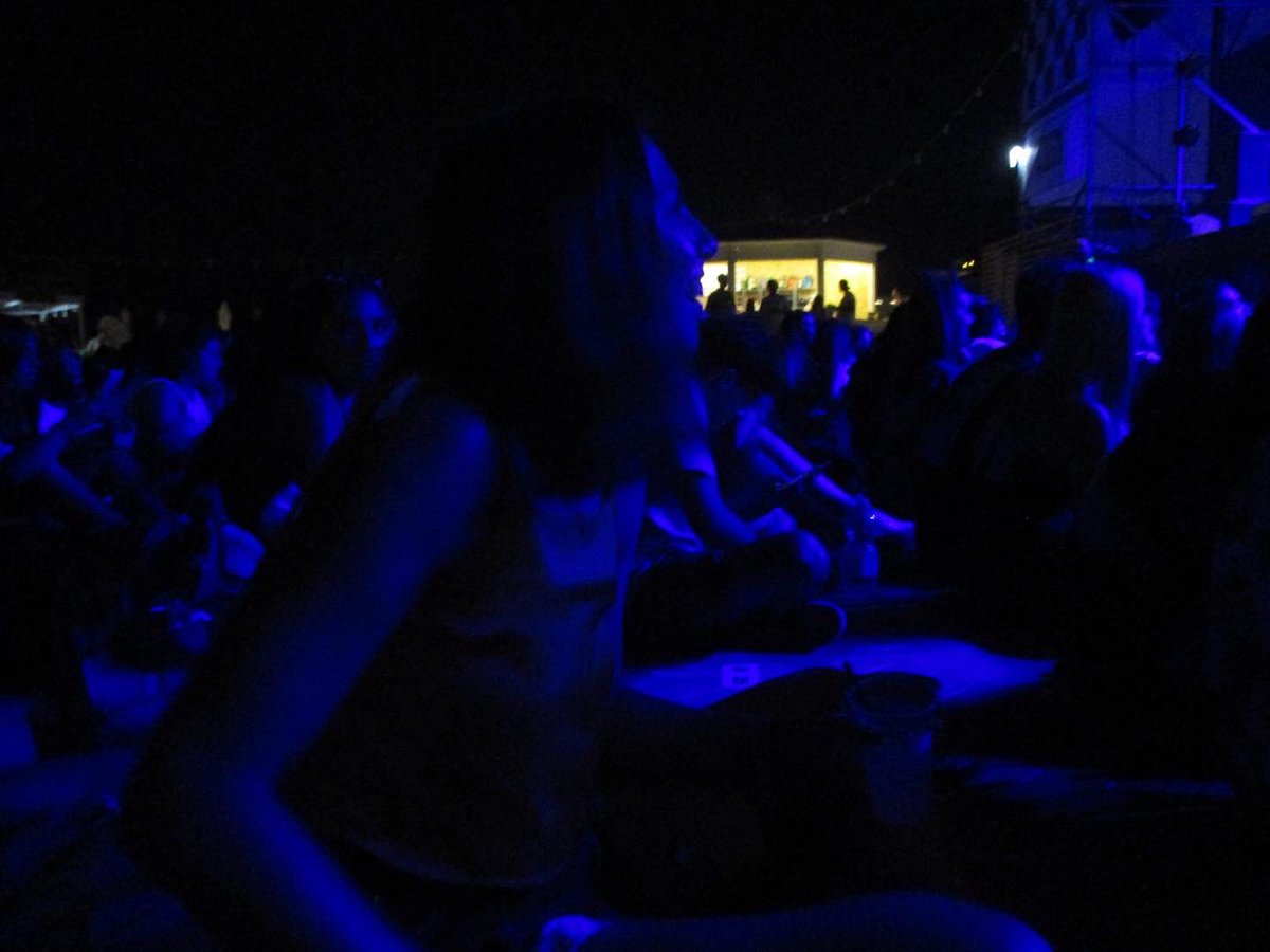 Stare seduti ai concerti non è così male come sembra. 
Forse perché ero in seconda fila senza che nessuno mi rompesse i coglioni.