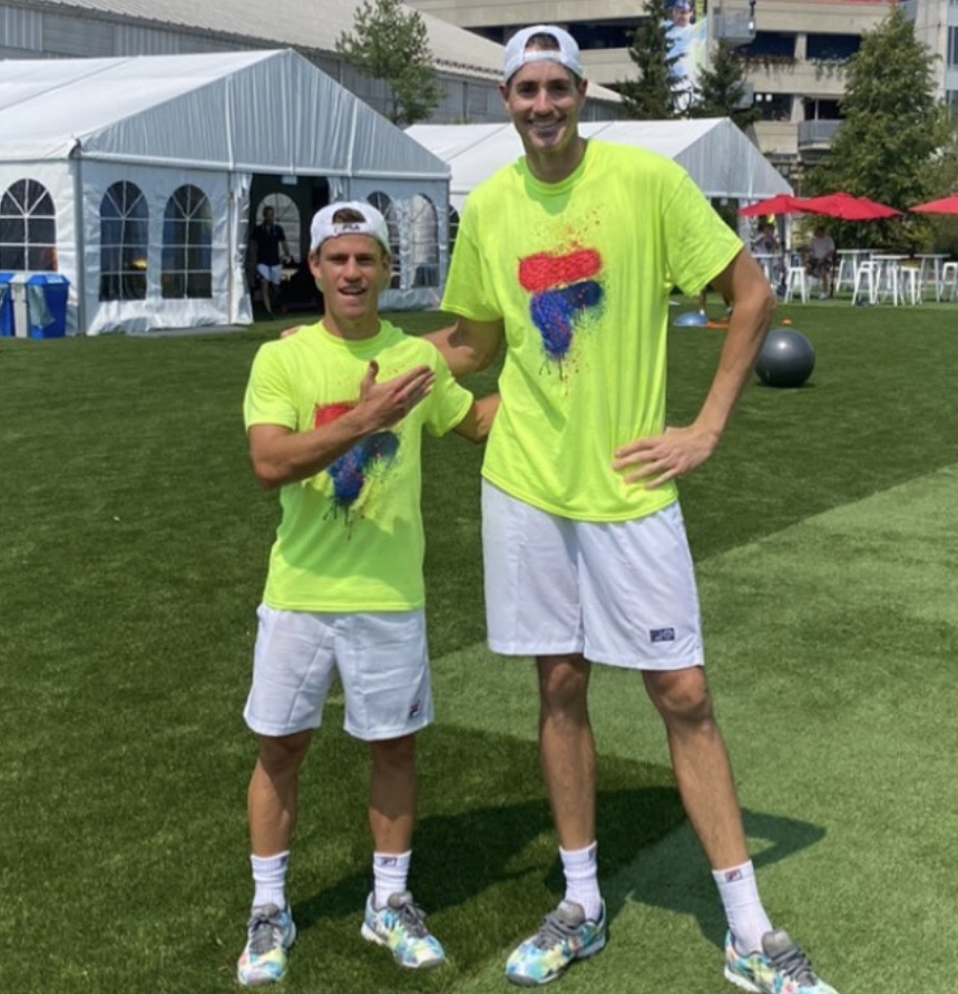 ATP Tour en Español (@atptour_es) on Twitter photo Mientras tanto, en algún lugar del <a href="/NBOtoronto/">National Bank Open</a> esta foto de los recuerdos...
¿La recuerdan? 😎😅
<a href="/dieschwartzman/">diego schwartzman</a> | <a href="/JohnIsner/">John Isner</a> Mientras tanto, en algún lugar del <a href="/NBOtoronto/">National Bank Open</a> esta foto de los recuerdos...
¿La recuerdan? 😎😅
<a href="/dieschwartzman/">diego schwartzman</a> | <a href="/JohnIsner/">John Isner</a>