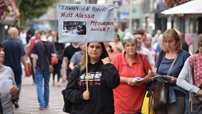 PWeispfenning's tweet photo. Lieber #Alassa Mfouapon,
die #Herner Montagsdemo erklärt Dir die volle Solidarität gegen die Ablehnung Deines Asylantrags und die Bedrohung mit Ausweisung.
@Freunde_FluSoli @AlassaMfouapo89 https://t.co/FQ4DCN8R6X
