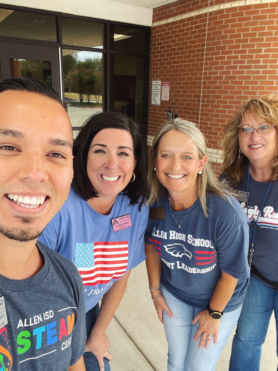 <a href="/PrincipalCypert/">Lauren Cypert</a> is ready for Open House in the newly renovated Boon Elementary. Shoutout to @Boon_AP and the entire <a href="/BoonPatriots/">Boon Patriots</a> staff for all of their hard work! 👏🏽