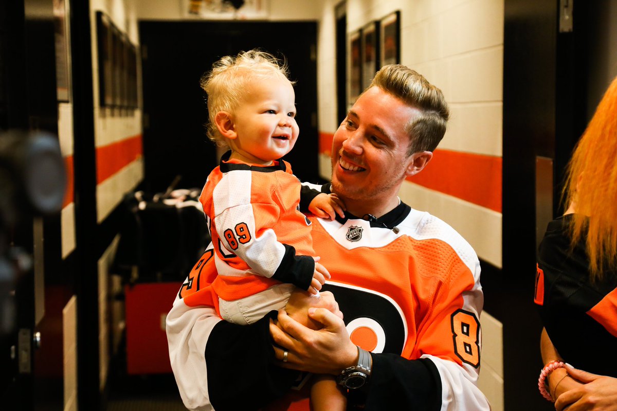 NHLFlyers's tweet photo. Family. Cheesesteaks. @GrittyNHL. 

The Atkinsons are officially Philadelphians. https://t.co/EV88E26sZM