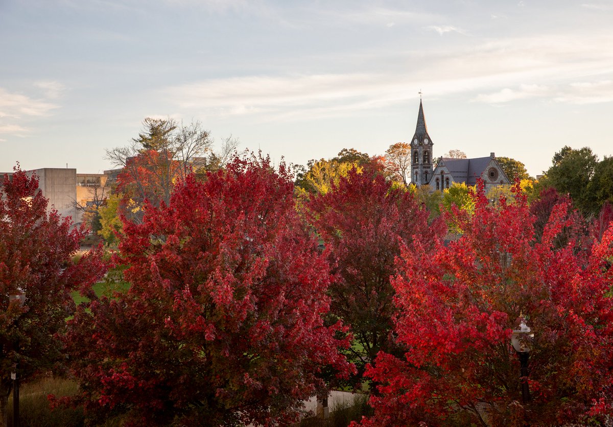 UMassAmherst's tweet image. Chancellor @KSubbaswamy today shared additional public health measures for fall 2021, including: 

▶️ A face-covering requirement for indoor public spaces designed to deter spread of the COVID-19 Delta variant. The mask requirement starts Aug. 11: umass.edu/coronavirus/ne…