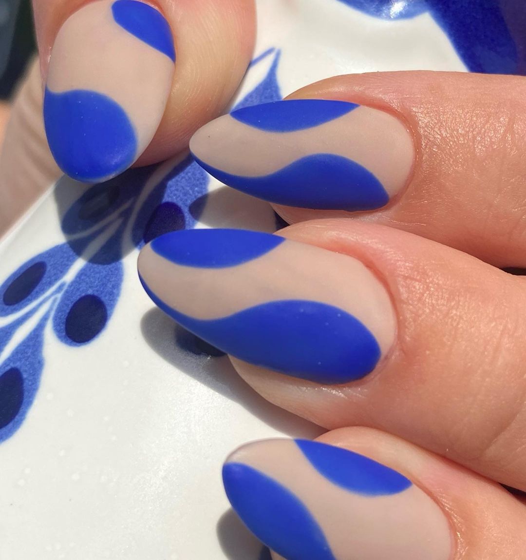 Nothing the matter with blue💙

Inspo: enamelle
Shade: Into the Deep #lechatnails #madeinusa
