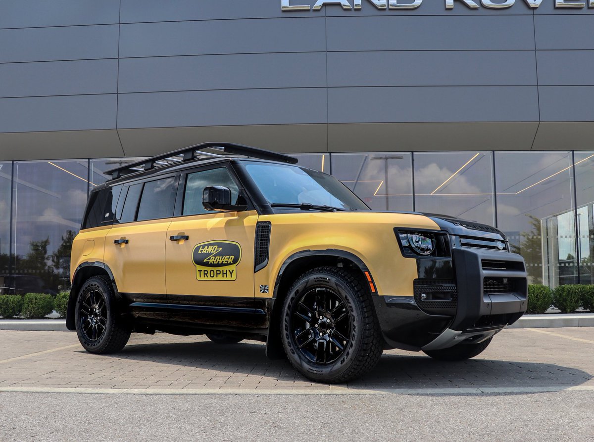 This 1/220 special Land Rover Defender Trophy Edition didn’t last long but we can’t wait for our Land Rover enthusiast client to enjoy it on and off the road!