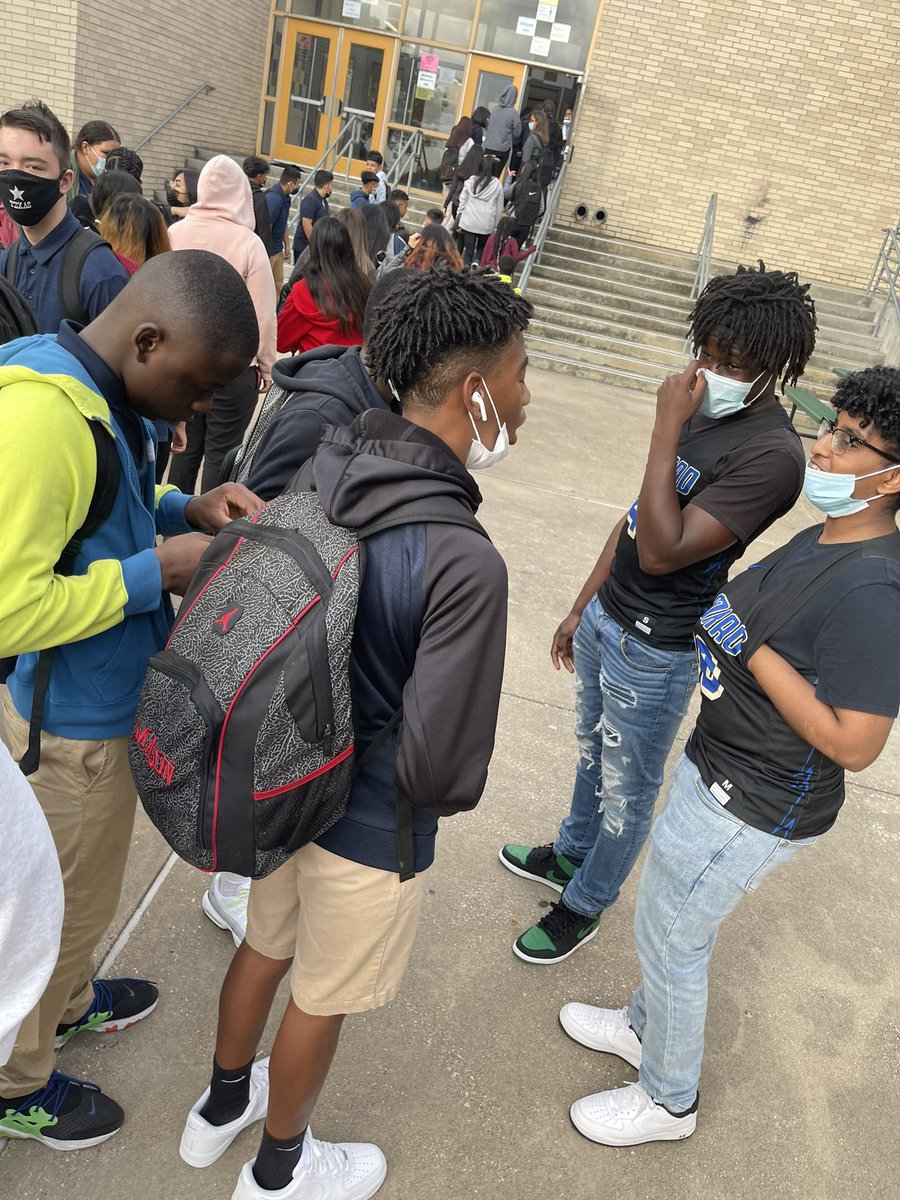 SamTasbyLions's tweet photo. Thank you @JoshRagsdale and our @EmmettJConrad Chargers for helping welcome our students back for day 1 this morning! #DISDintersession @AudelacruzDISD @MelodyPaschall1 https://t.co/ea3yRcfcz8