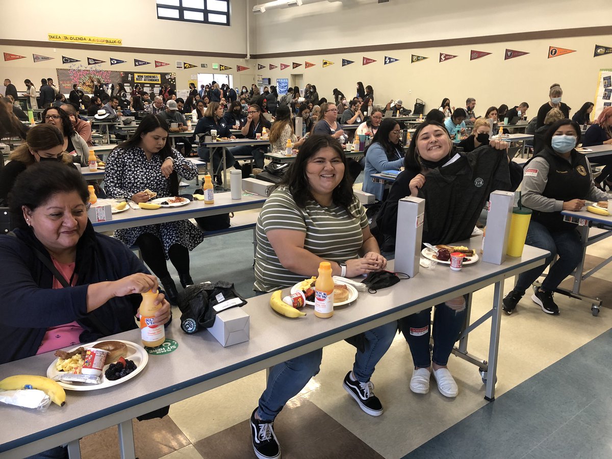 VVMS_Principal's tweet photo. Welcome Back GUSD Family #ALLneansALL #BetterTogether #ThisIsGUSD @zjgalvan @LCortezGUSD @verodher @ASA_PolarBears https://t.co/MGBXnzsJCI