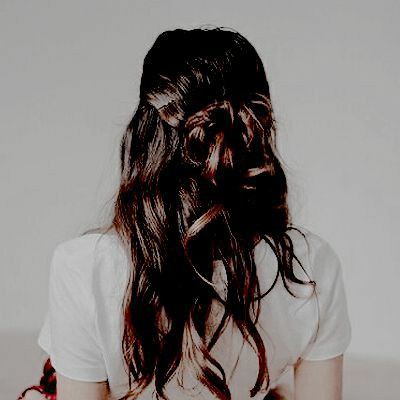 livfavelas's tweet photo. Стиснув зубы, я украдкой беру Фарли за руку и сжимаю ее мозолистые пальцы – всего на секунду. Без колебания она отвечает тем же.
#redqueen #warstorm #VictoriaAveyard https://t.co/SrPaM1hJmc
