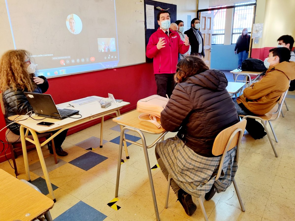 Educbiobio's tweet photo. Escuelas y liceos municipales de #LosÁngeles abrieron hoy sus puerta para recibir alumnos de manera presencial. El seremi, Felipe Vogel, visitó y compartió con las comunidades escolares de:

📍Liceo Comercial Diego Portales
📍Liceo Bicentenario A-59
📍Escuela 11 de septiembre https://t.co/yHdueWDf1r