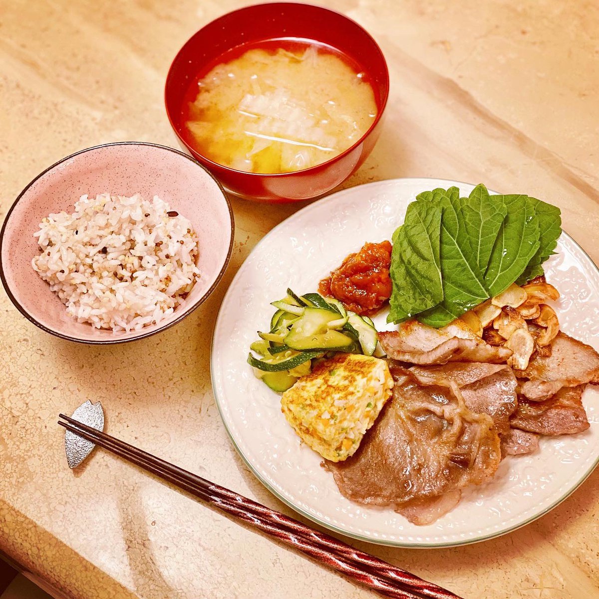 竹原久美子 ついにミニ菜園のエゴマを初収穫 サムギョプサル 風定食を作りました 豚バラ肉と肩ロースのごま油風味 にんにくチップとエゴマとサムジャン ズッキーニのナムル ケランマリ 韓国風卵焼き 白菜と生姜のお味噌汁 雑穀ご飯 水