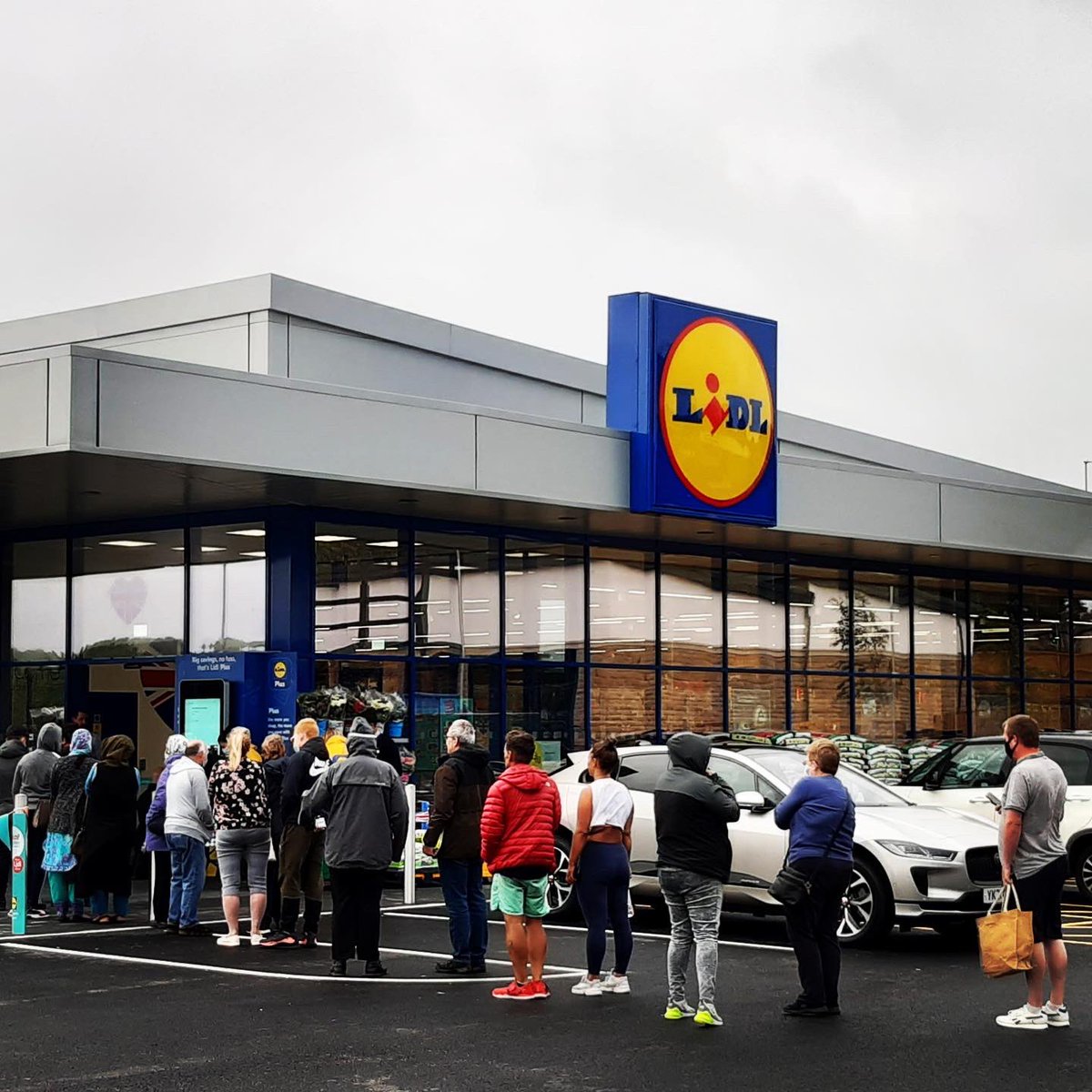 smrarchitects's tweet photo. #grandopening of @LidlGB #Eccleshill store, forming part of their £1.3Bn investment plans for 2021/2. #towncrier entertained the awaiting shoppers.
#teamwork
#stainforthconstruction & #mpconsulting
#architecture #design
#building #retail
#planning
#architects
#loveconstruction https://t.co/yOgQHqh7sL