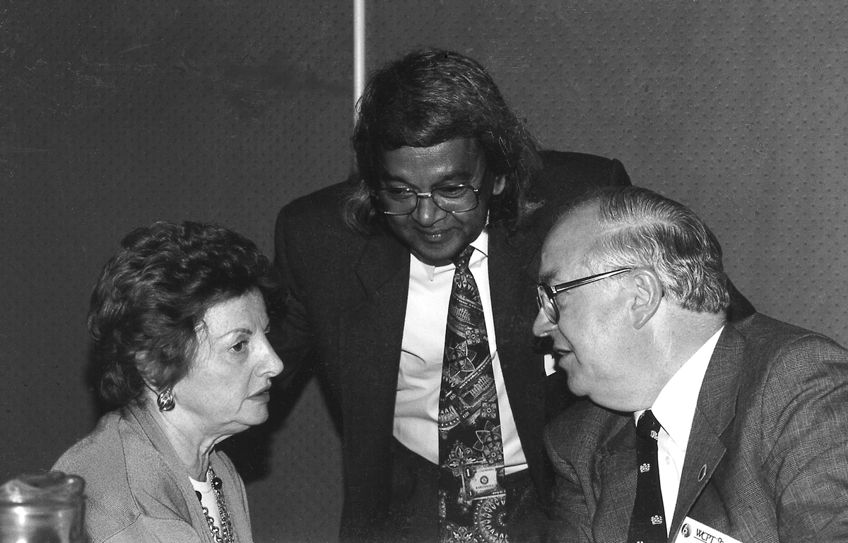 WorldPhysio1951's tweet photo. 1995
David Teager is elected president #WorldPhysio70

Photo shows David Teager, right, with A J Fernando, centre, and Sally Edelsberg, left

@thecsp https://t.co/C6ZqxSkvUe