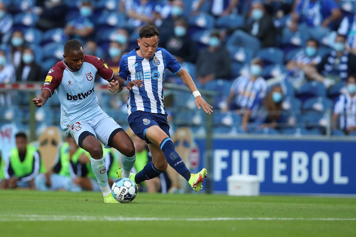 FCPortoTurkey's tweet photo. ⚽💙Pepê, Porto forması ile ilk maçına çıktı.

#FCPorto #FCPBEL https://t.co/u8w6qKL5KG
