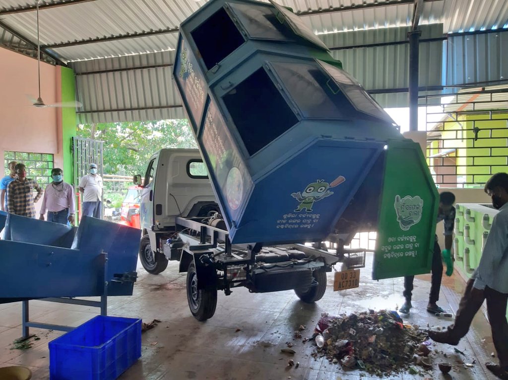 bmcbbsr's tweet photo. Another #MicroCompostingCentre has become functional today. The newly inaugurated MCC is of 5 TPD capacity at Nicco Park square. This will cater to the waste of ward number- 41, convert wet waste into organic compost #MoKhata. With this, 20 MCC are now functional.

#MuSafaiwala https://t.co/cDOTIvJUK0