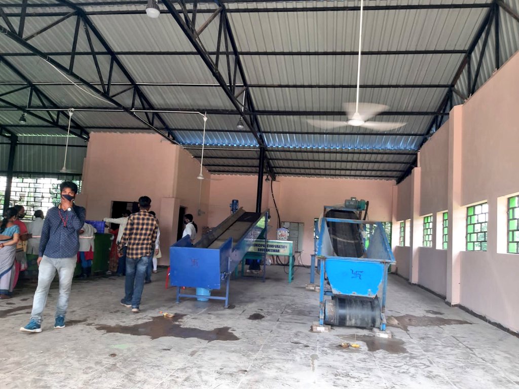 bmcbbsr's tweet photo. Another #MicroCompostingCentre has become functional today. The newly inaugurated MCC is of 5 TPD capacity at Nicco Park square. This will cater to the waste of ward number- 41, convert wet waste into organic compost #MoKhata. With this, 20 MCC are now functional.

#MuSafaiwala https://t.co/cDOTIvJUK0