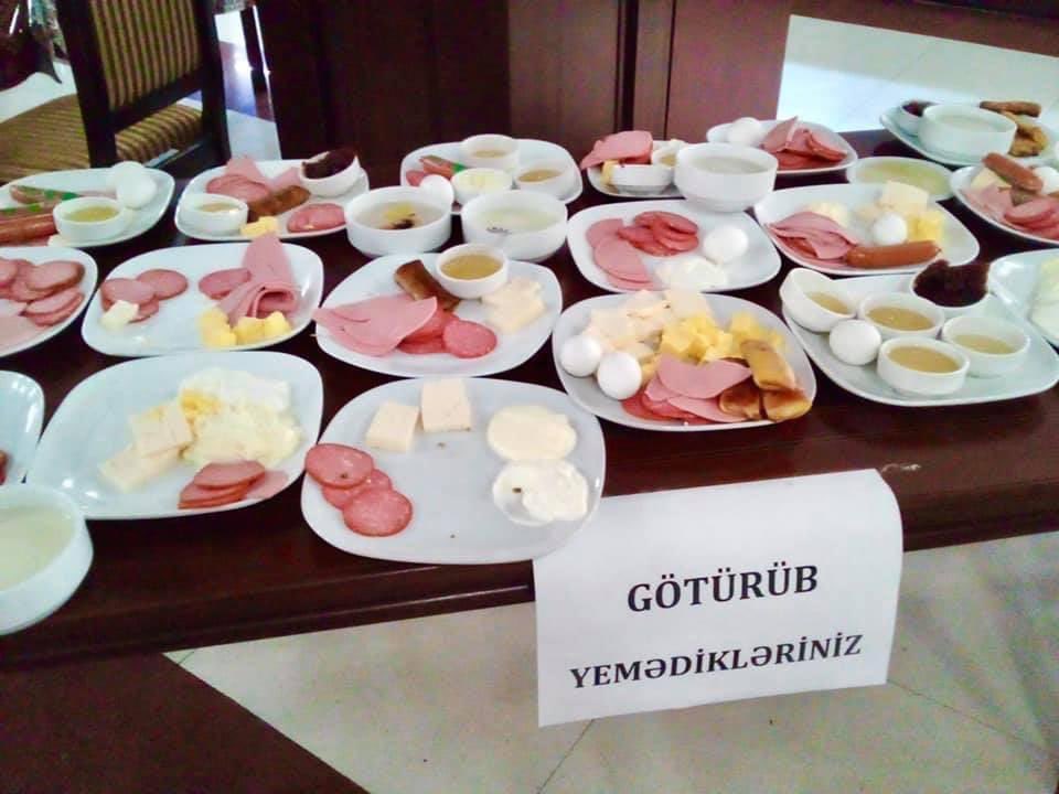 Nabrandakı istirahət mərkəzlərindən birində qida israfına diqqət çəkmək üçün atılan addım