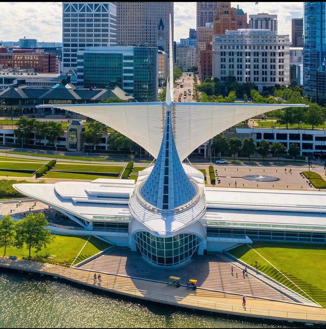 Celebrating #MKEMonday with some more beautiful shots of #Milwaukee by Dr. Motaz Selim (@mz_in_mke on instagram)! #ArtMuseum  #LeadingTheWay